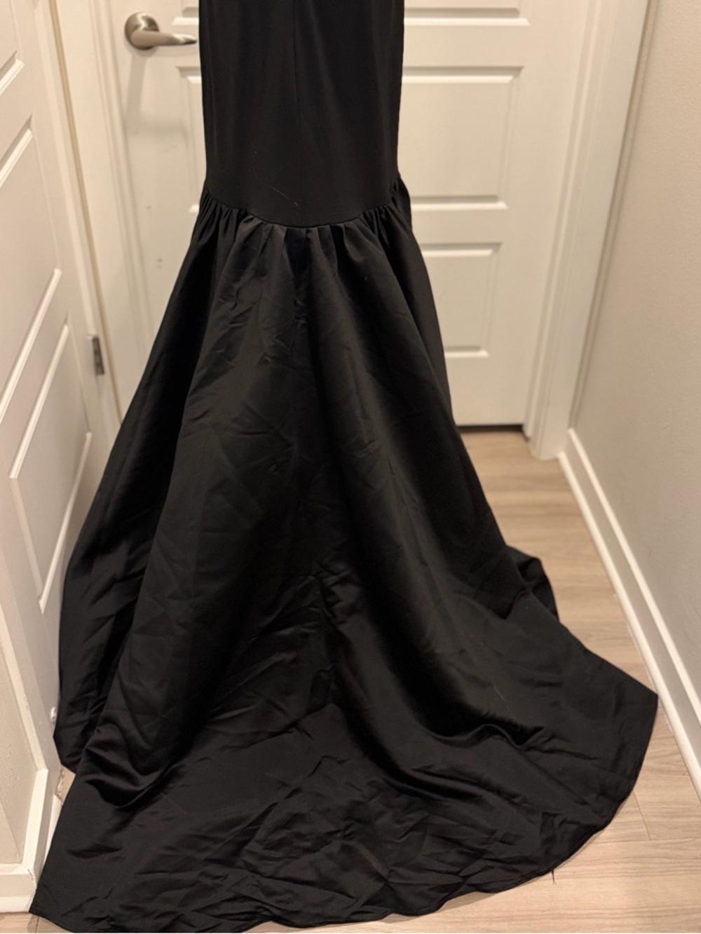 Elegant Black Bow-Accent Evening Dress - Picture 7 of 12
